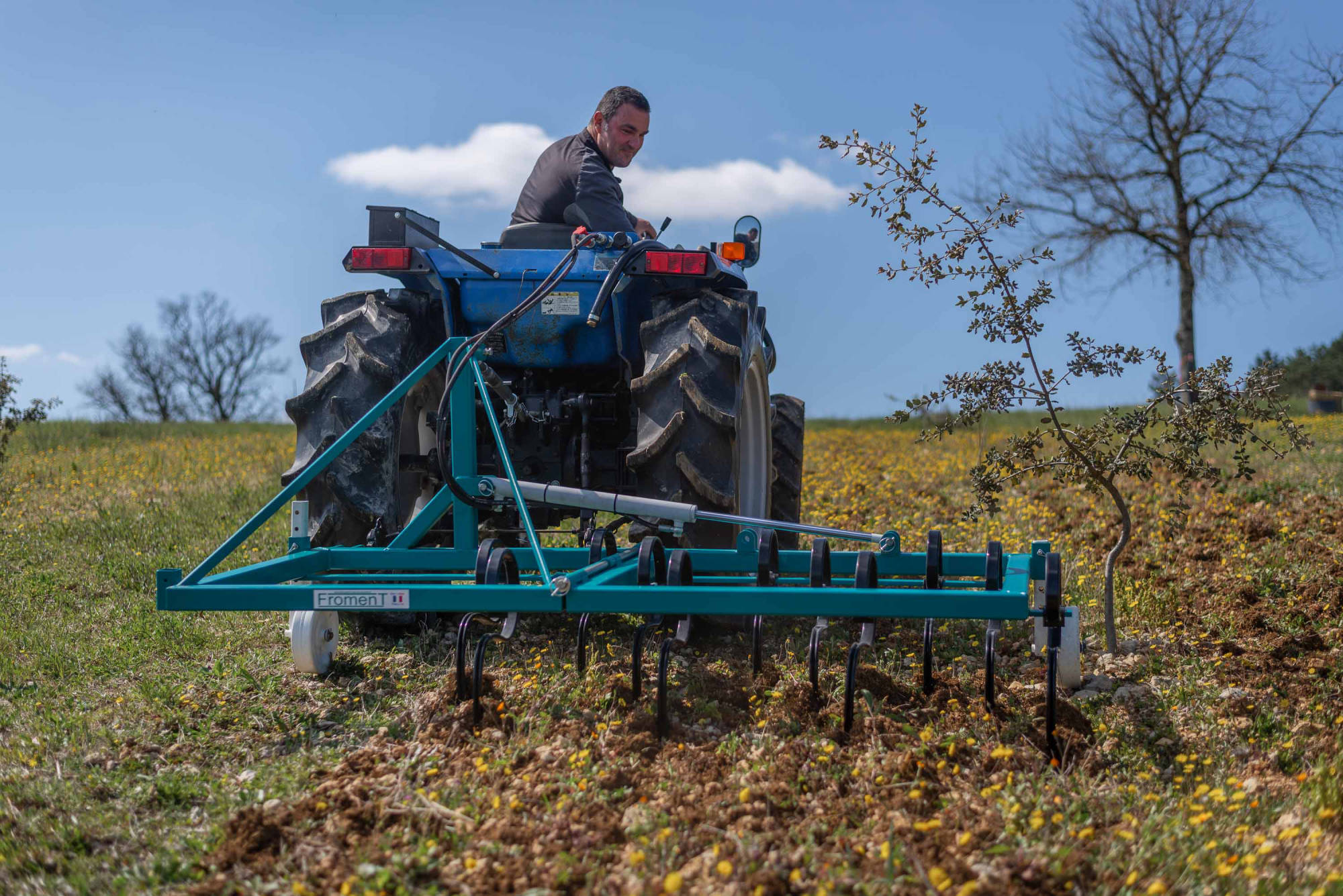 Cultivador vibratorio desplazado