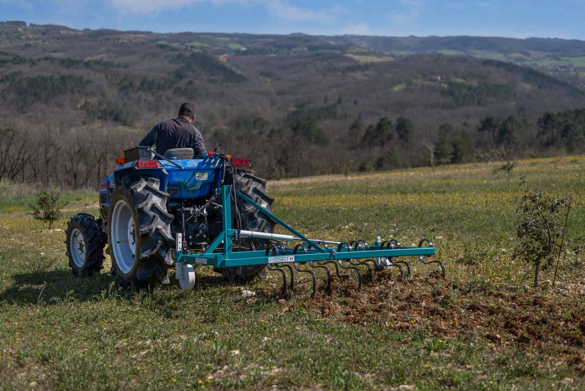 Cultivador vibratorio desplazado