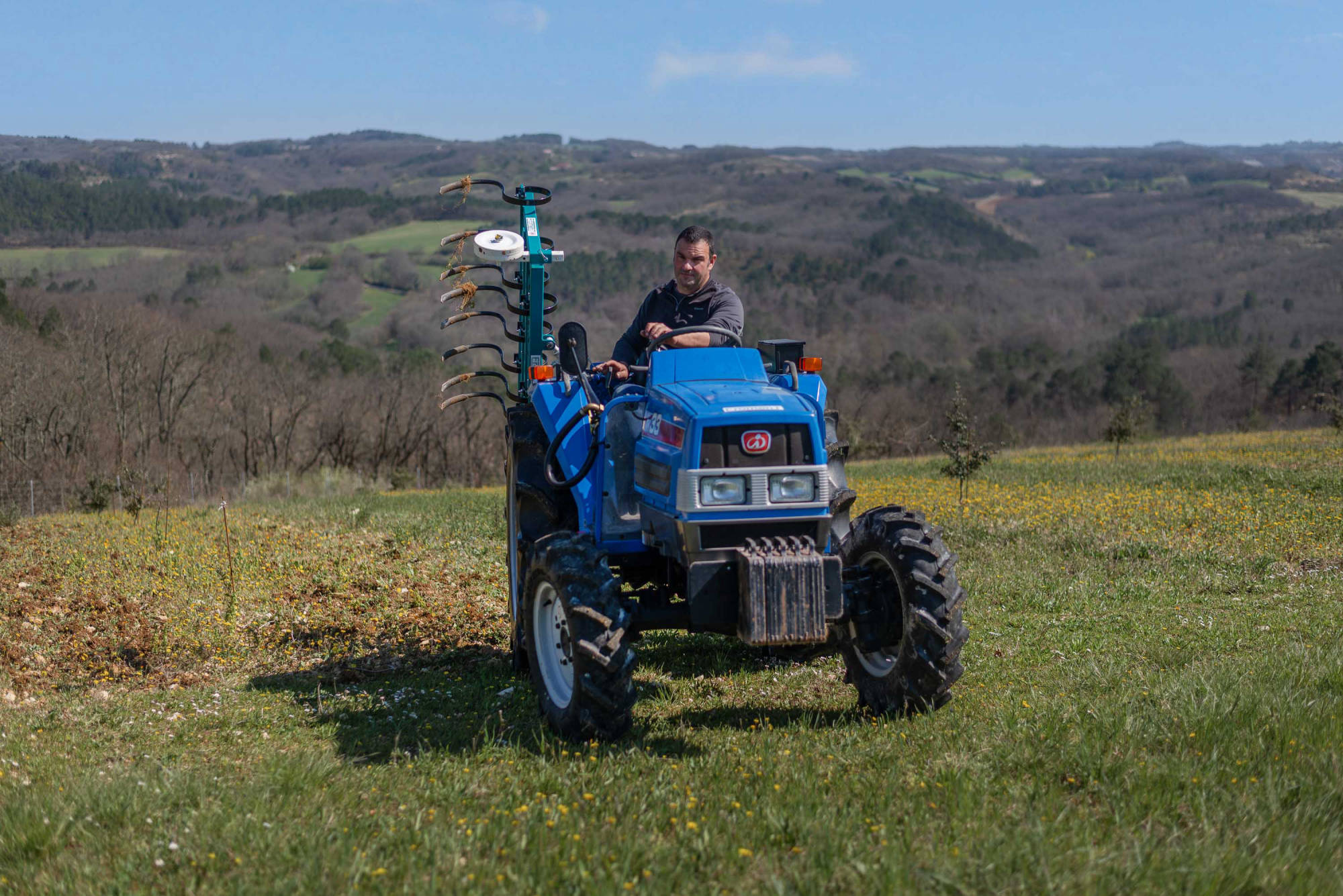 Cultivador vibratorio desplazado